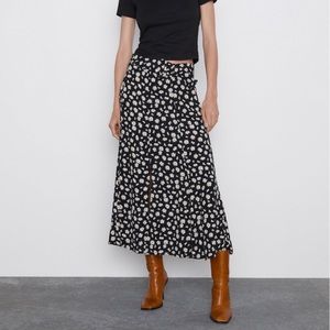 ✨Host Pick✨ Zara Women's Daisy Print Paneled Midi Skirt, Black Size Small